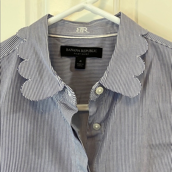 Banana Republic Riley Pinstripe w/ Scallop Details & Hidden Button Down - Size 4 - Picture 6 of 16